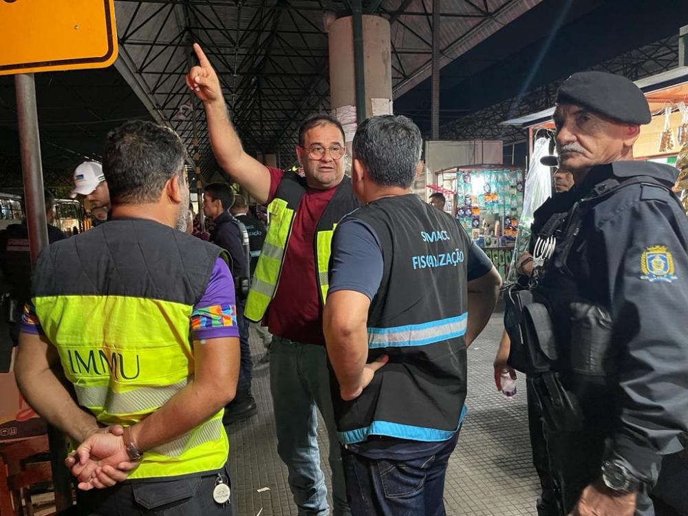 Prefeitura fiscaliza comércio ilegal e reforça segurança em terminais de Manaus