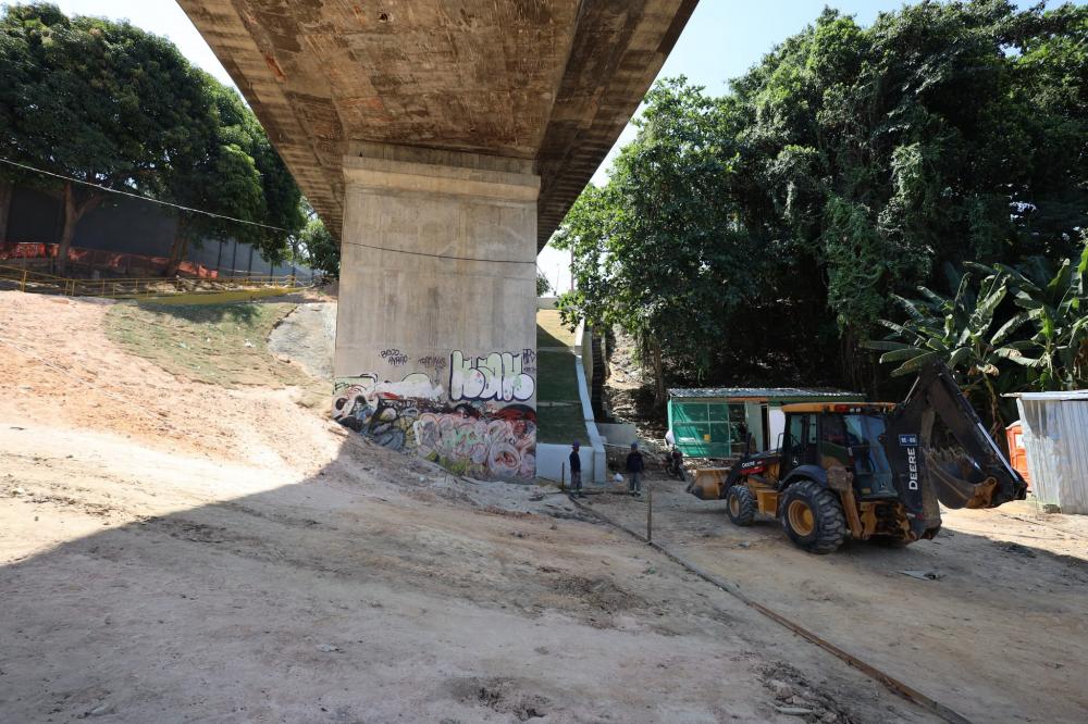 Obra de contenção da Prefeitura de Manaus abaixo do viaduto do Boulevard chega a 80% de execução