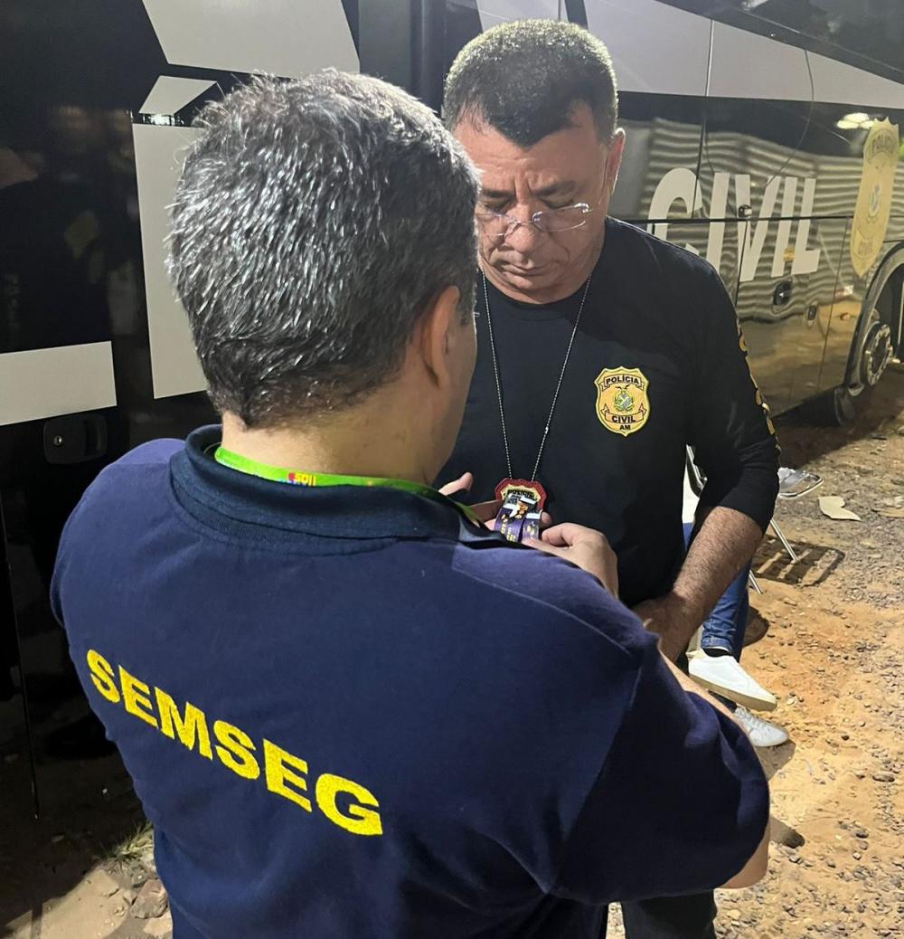 Semseg prende indivíduo em flagrante vendendo pulseiras falsas do #SouManaus