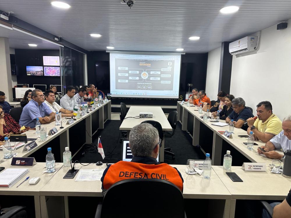 Prefeitos do interior do Estado se reúnem na Defesa Civil para alinhar ações de mitigação da seca