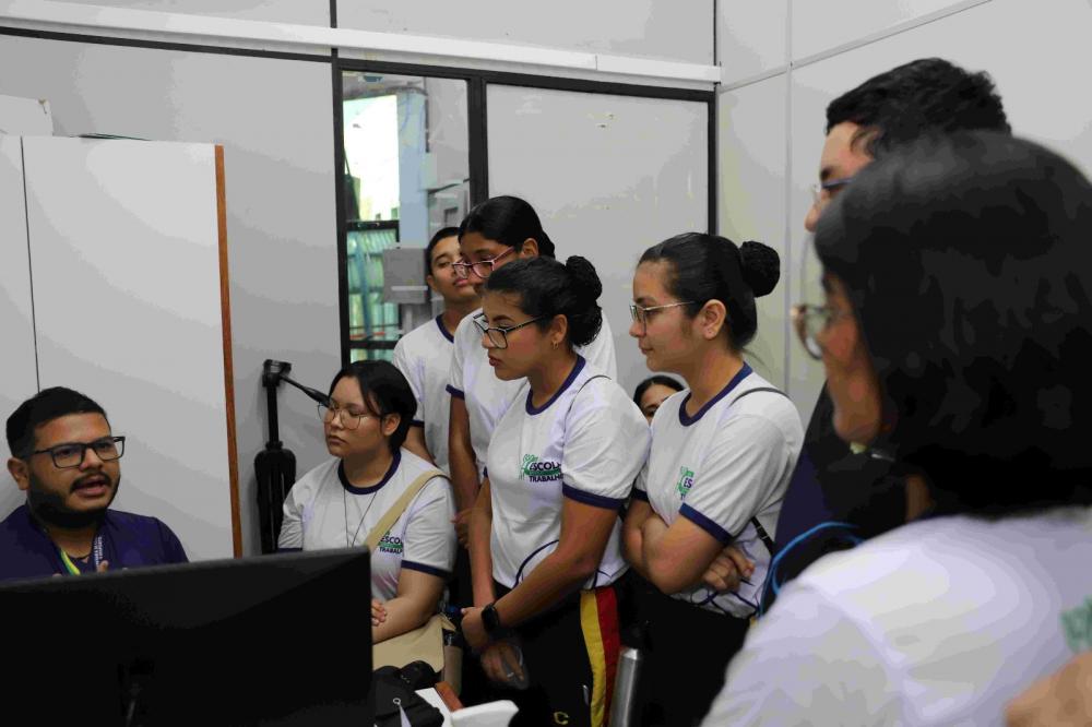 Alunos do curso técnico de Marketing conhecem atividades da Secretaria de Educação