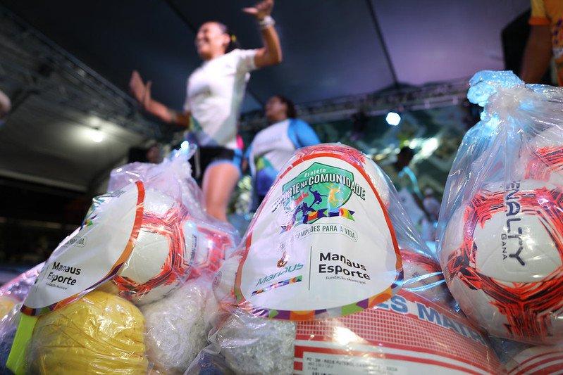Prefeitura entrega novos kits esportivos a mais de 50 projetos sociais em Manaus