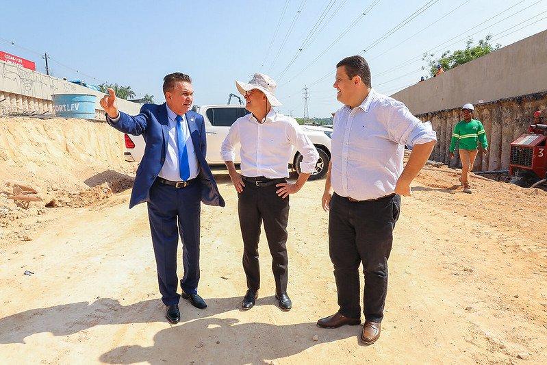 Prefeito David Almeida comemora avanço na construção do viaduto das Torres e ressalta pacote de obras para a zona Norte
