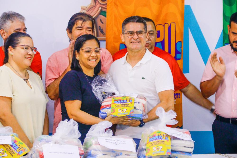 Prefeito comemora sucesso social do ‘#SouManaus 2023’ durante entrega simbólica de 102 toneladas de alimentos arrecadadas