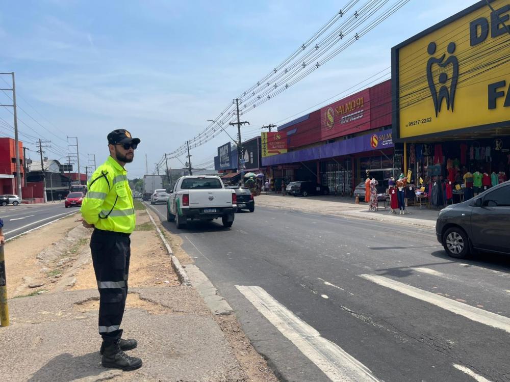 Operação para coibir passagem de veículos por canteiro central é realizada pela prefeitura