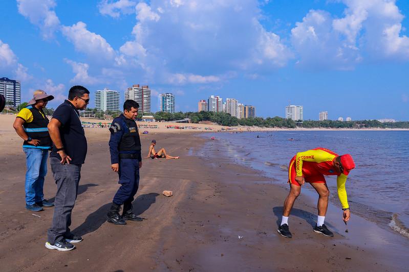 Prefeitura acompanha vazante e bombeiros fazem medição na praia da Ponta Negra