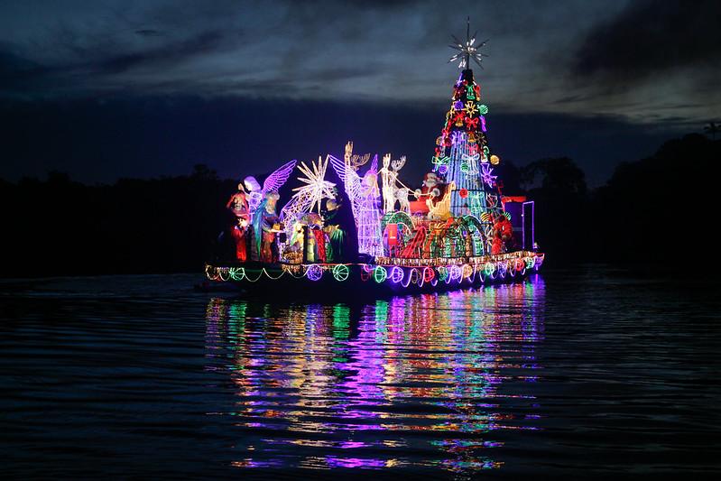 Em ação pioneira, Prefeitura leva presépio flutuante, alimentos e brinquedos às comunidades ribeirinhas