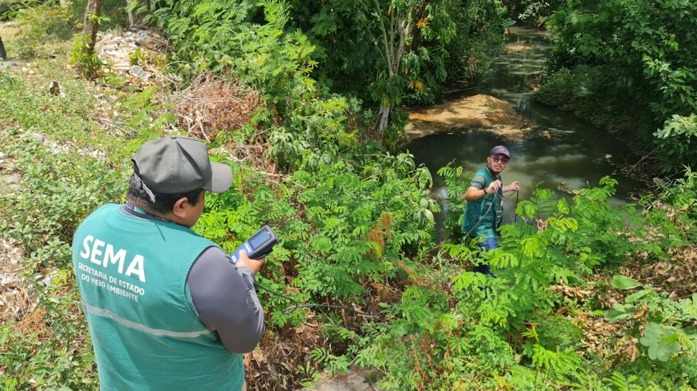 Sema coleta amostras para monitoramento da qualidade da água em igarapés de Manaus