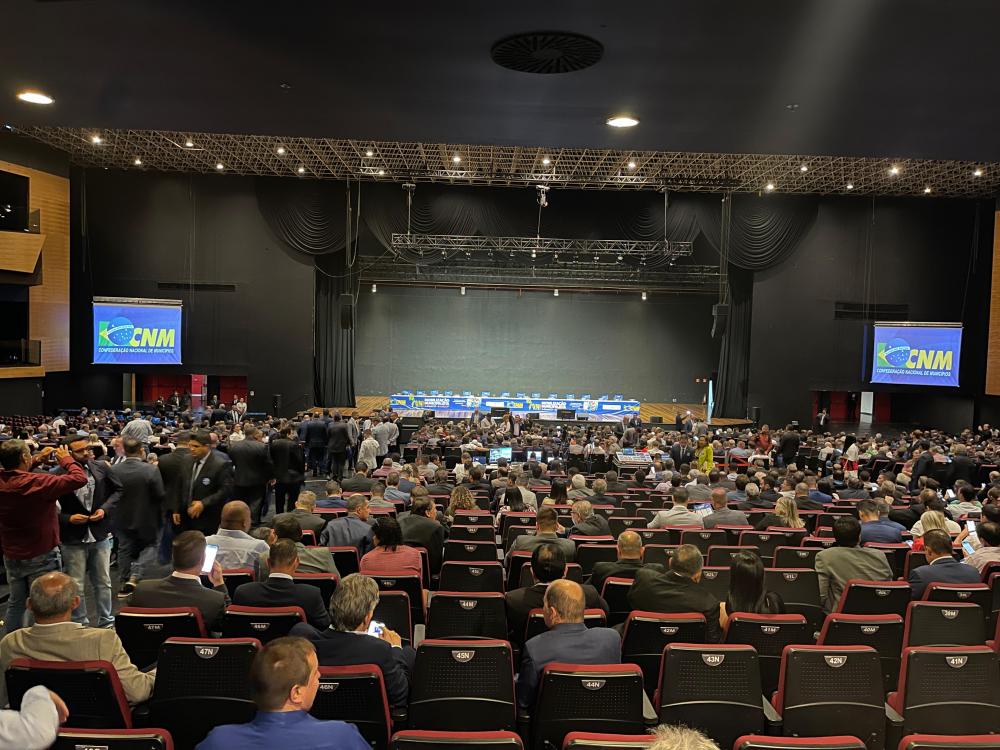 Quase metade dos municípios já precisou cortar pessoal para fechar as contas em 2023