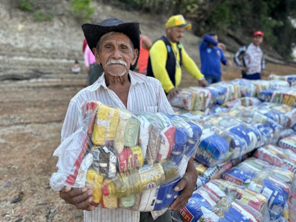 Prefeitura de Manaus entrega água potável e 1,2 mil kits de alimentos e higiene para ribeirinhos atingidos por seca histórica