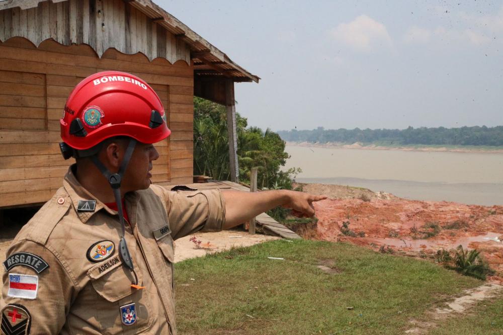 Bombeiros e Defesa Civil analisam margens do rio onde houve desbarrancamento em Beruri