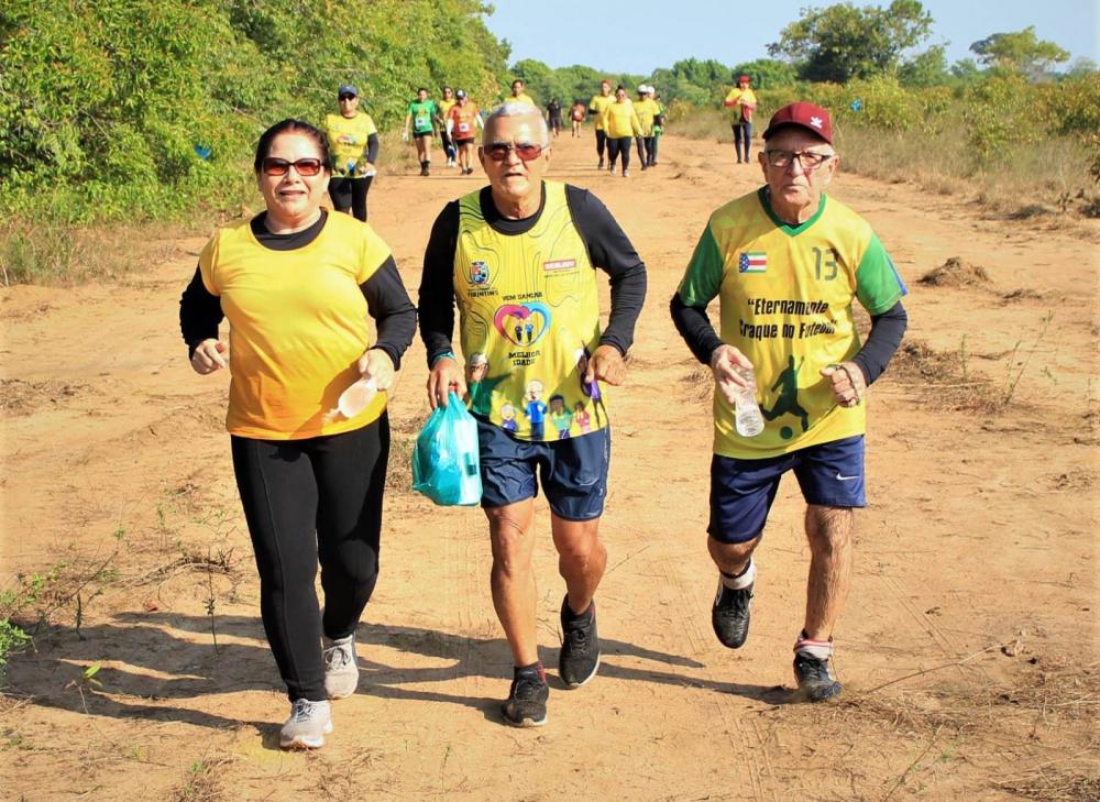 Em Parintins, idosos do projeto ‘Vem Dançar na Melhor Idade’ participam do 2° Circuito Radical Trekking esbanjando saúde