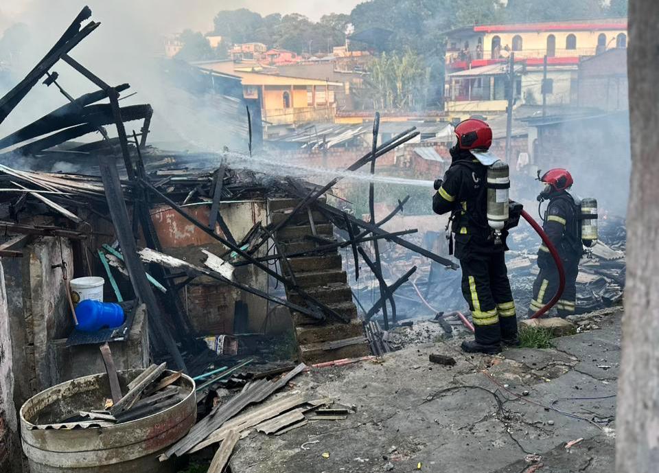Em Manaus, ação rápida do Corpo de Bombeiros impede propagação de incêndio para cinco casas