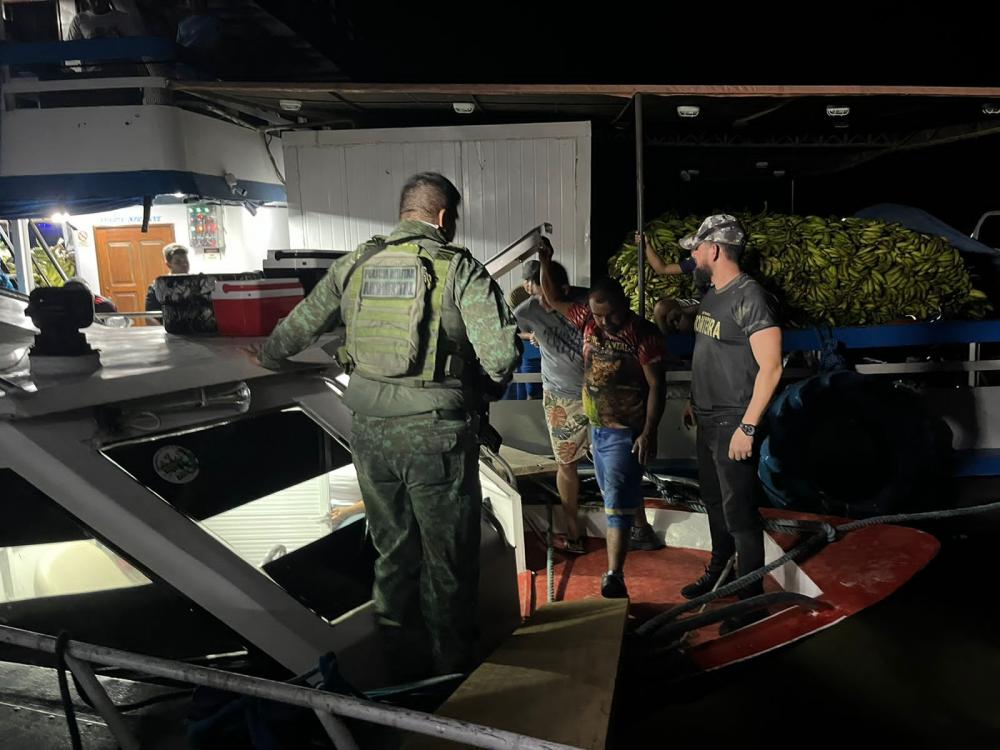 Passageiros são resgatados após embarcação bater em banco de areia