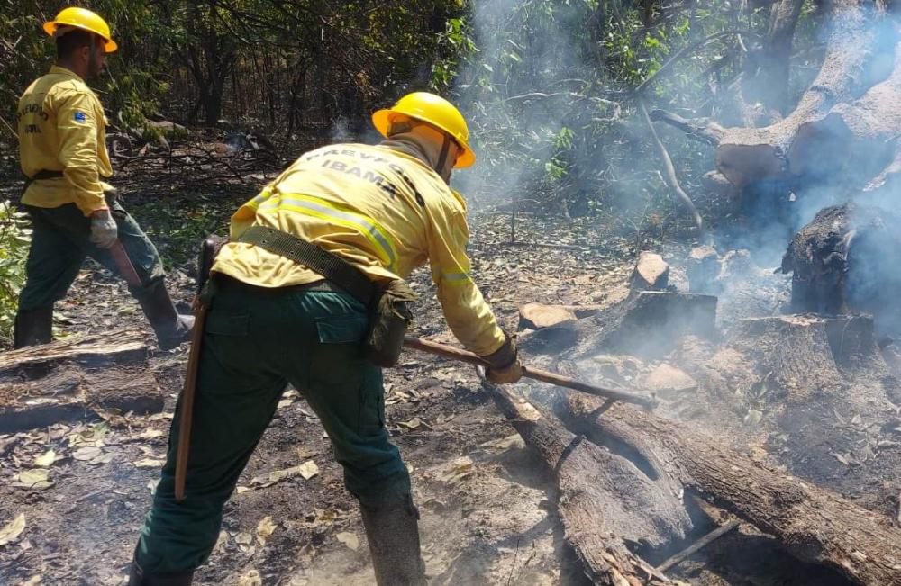 Brigada do PREVFOGO se desloca para combater incêndio de grandes proporções em Careiro Castanho