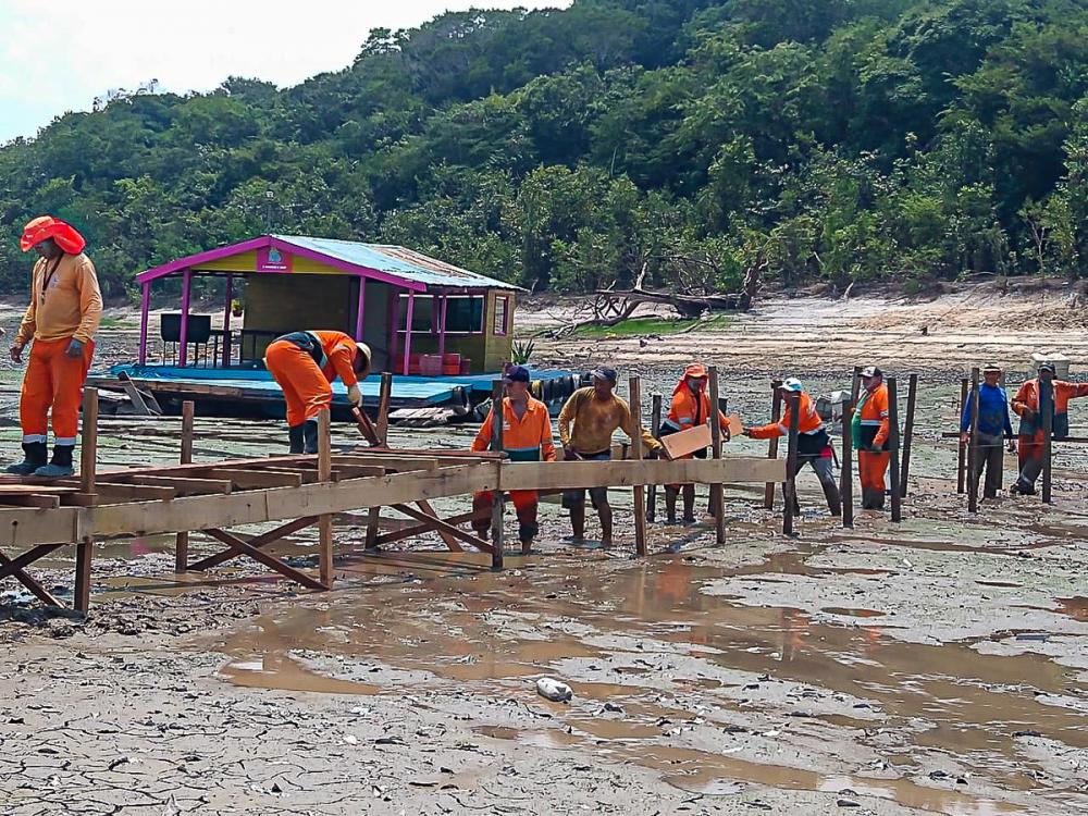 Para conter impactos da seca dos rios, Prefeitura de Manaus constrói ponte na comunidade do Abelha 