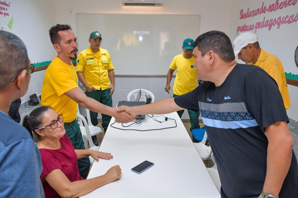 Superintendente do IBAMA-AM, Joel Araújo, acompanha equipe no combate ao incêndio, em Careiro Castanho