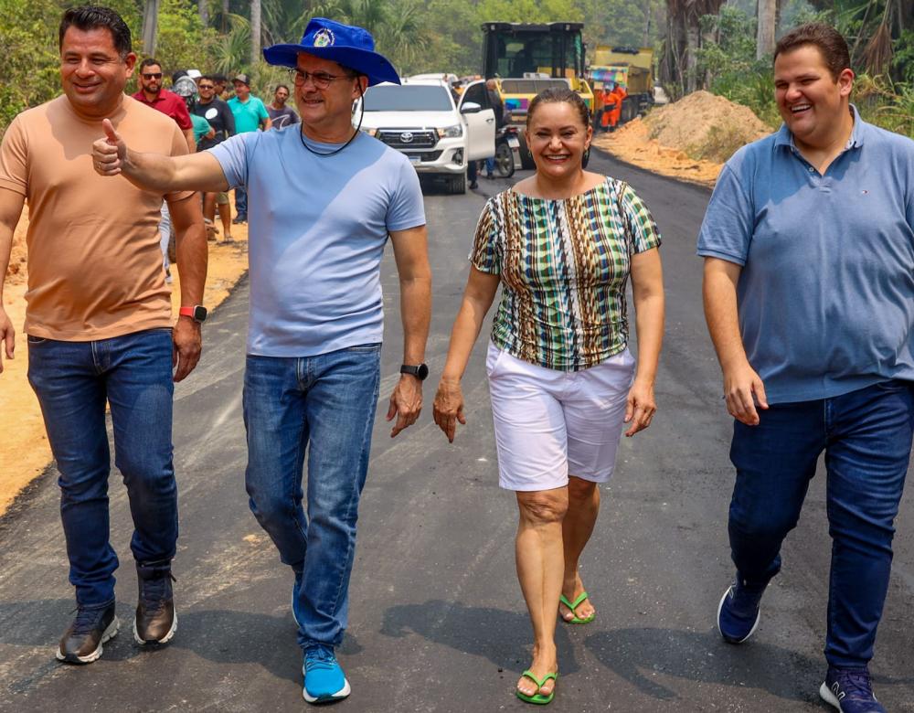 Prefeito David Almeida vistoria serviços de infraestrutura na comunidade Água Branca