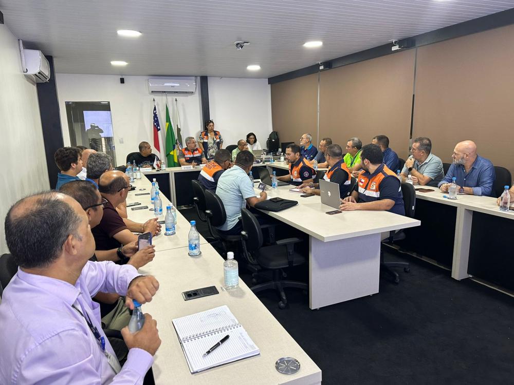 Comitê de Enfrentamento à Estiagem alinha estratégias com empresas de táxi aéreo e fornecedores de combustível para garantir abastecimento no estado