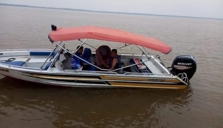 Homem é resgatado pela Marinha após pular de embarcação no Paraná do Caburi