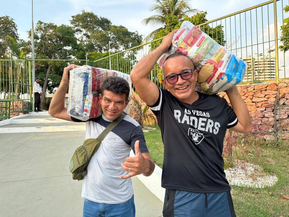 David Almeida acompanha distribuição de cestas básicas aos permissionários da Casa de Praia Zezinho Corrêa