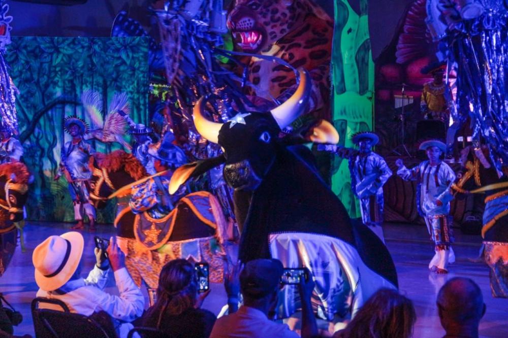 Boi Caprichoso encanta turistas em espetáculo no Parintins Convention Center