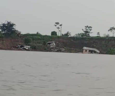 Desmoronamento de terra destrói quatro casas em comunidade de Barreirinha 