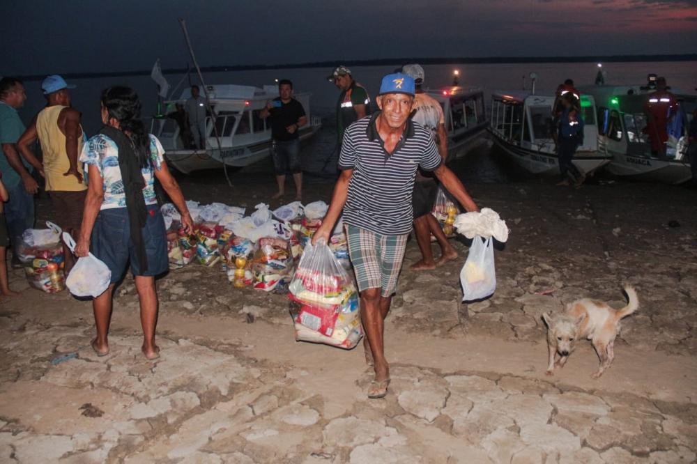 Em Parintins, prossegue entrega de cestas básicas a famílias isoladas pela estiagem na zona rural