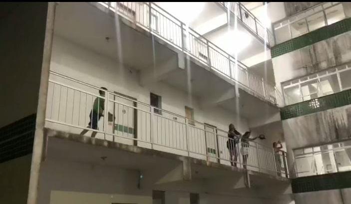 Acadêmicos da Ufam Parintins realizam panelaço em protesto ao corte de auxílio acadêmico