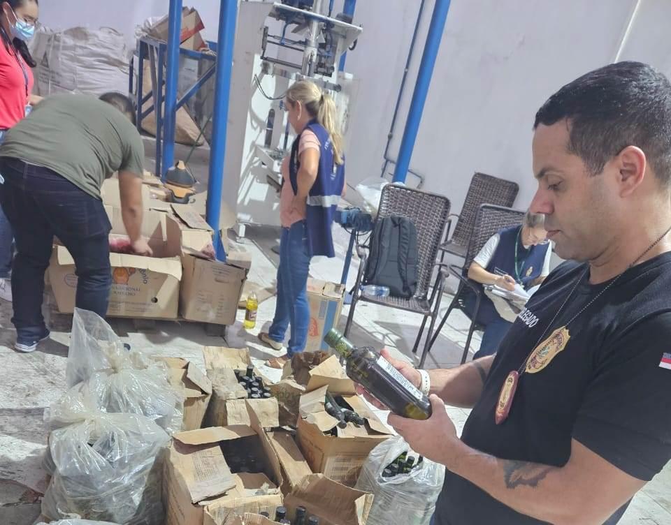 Polícia Civil apreende cerca de 13 toneladas de alimentos em situação irregular
