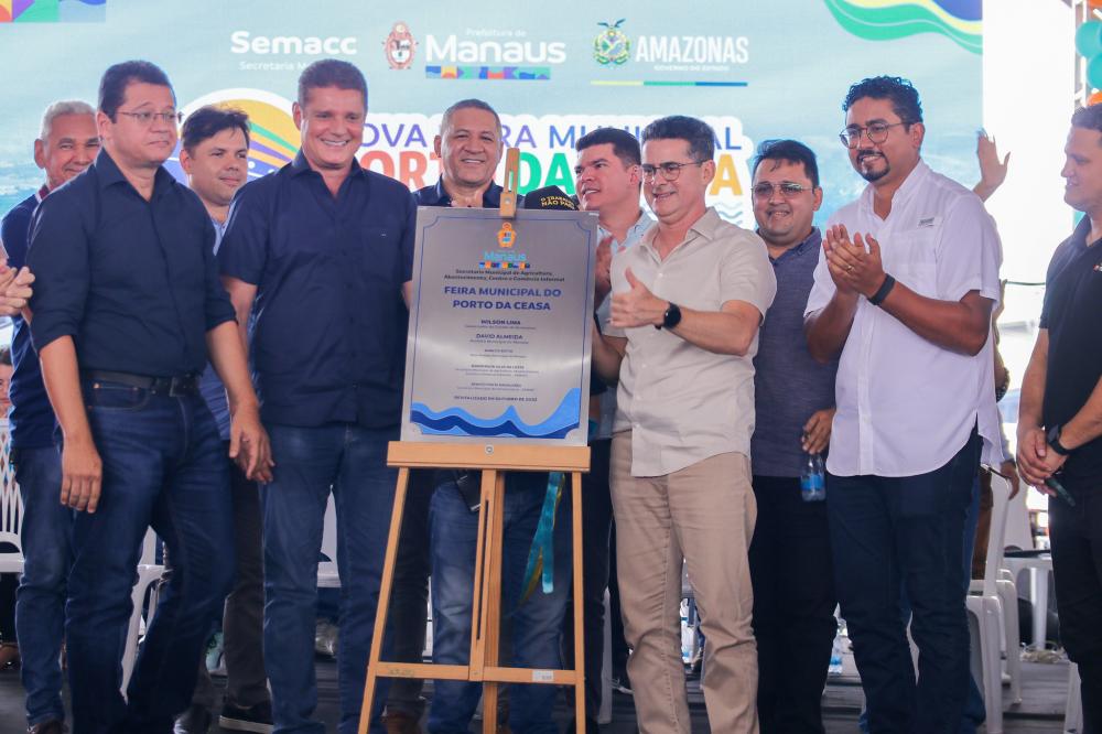 Prefeito David Almeida reinaugura feira do porto da Ceasa impulsionando comércio local