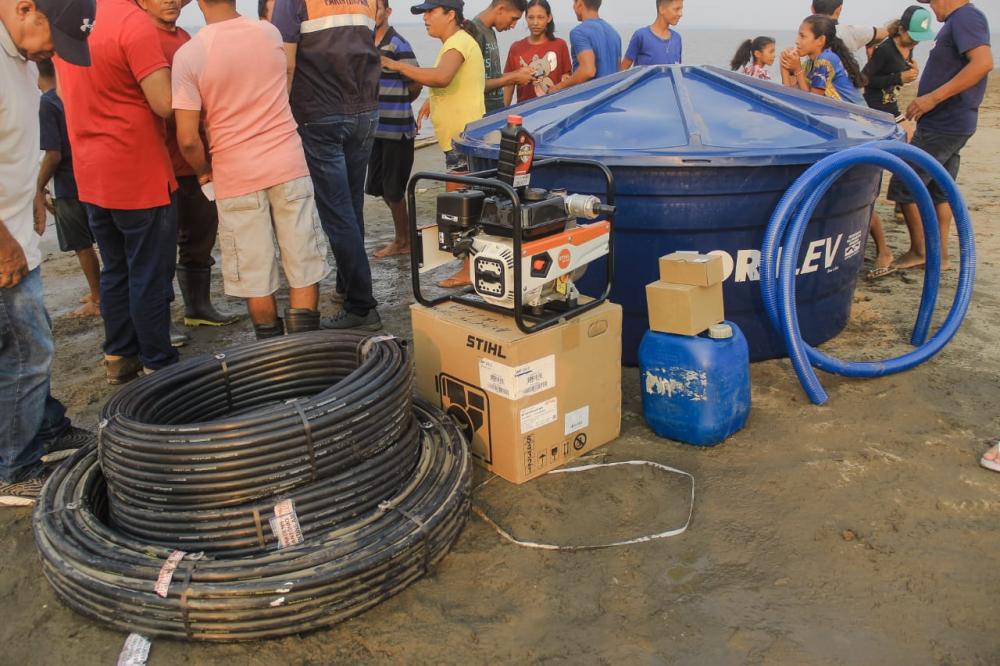 Prefeitura entrega equipamentos para acesso à água em comunidades isoladas pela estiagem, em Parintins