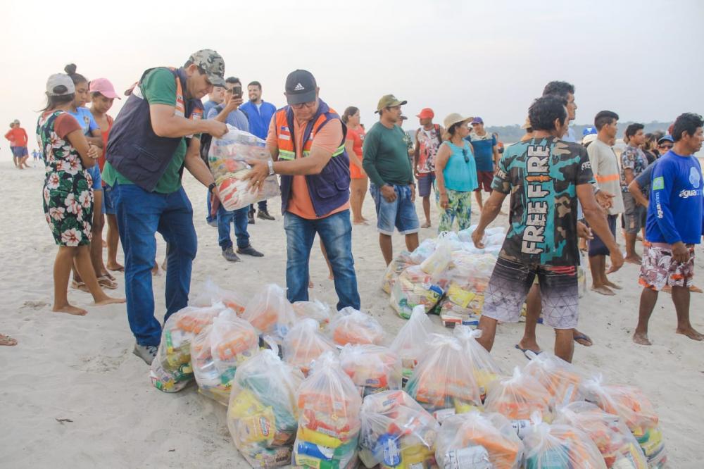 Prefeitura entrega alimentos a comunidades do rio Uaicurapá, nesta segunda-feira