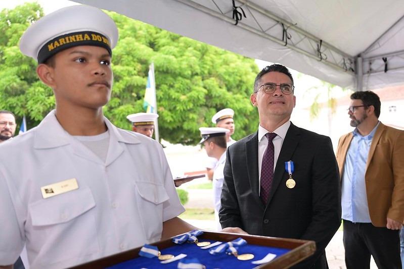 Prefeito recebe medalha ‘Amigo da Marinha’