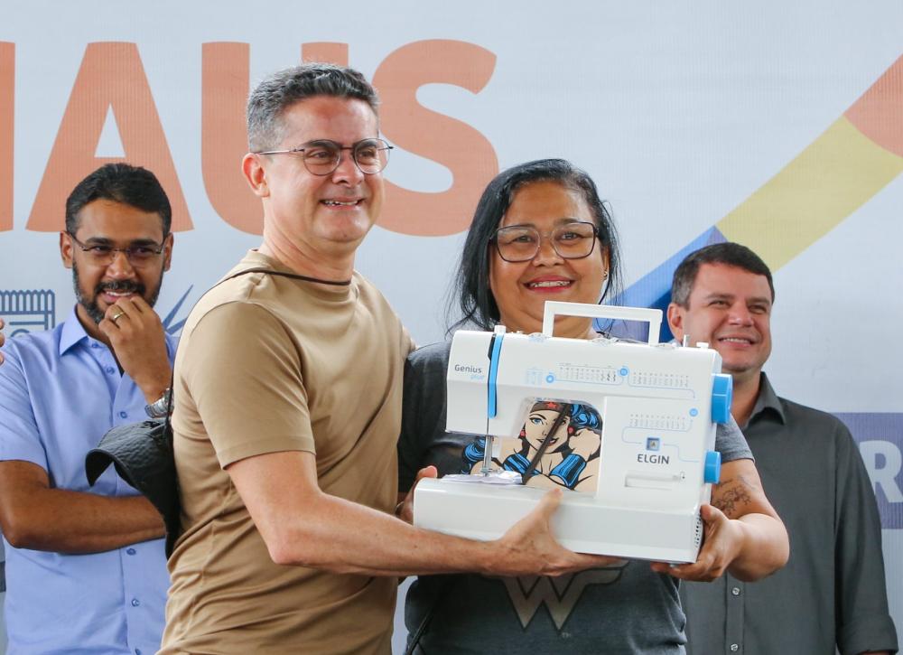 David Almeida entrega itens da primeira fase do programa ‘Empreende Manaus’ beneficiando 782 empreendedores
