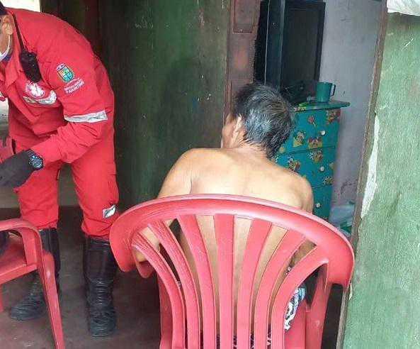 Policiais Militares auxiliam no resgate de idoso abandonado no bairro Paulo Corrêa, em Parintins