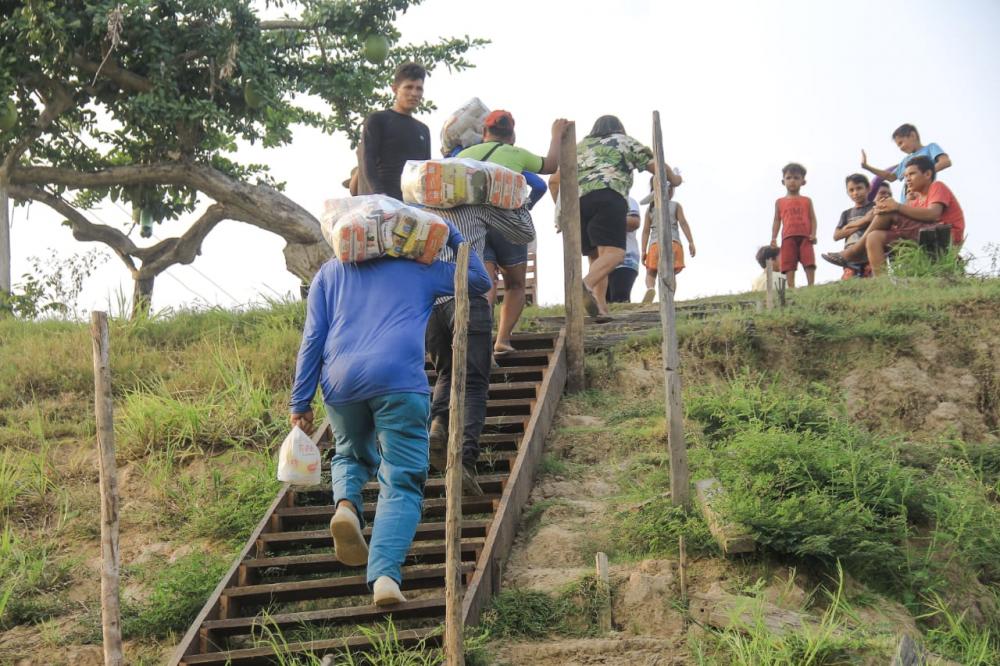 Em Parintins, prefeitura entrega cestas de alimentos na região do Limão e Xibuí