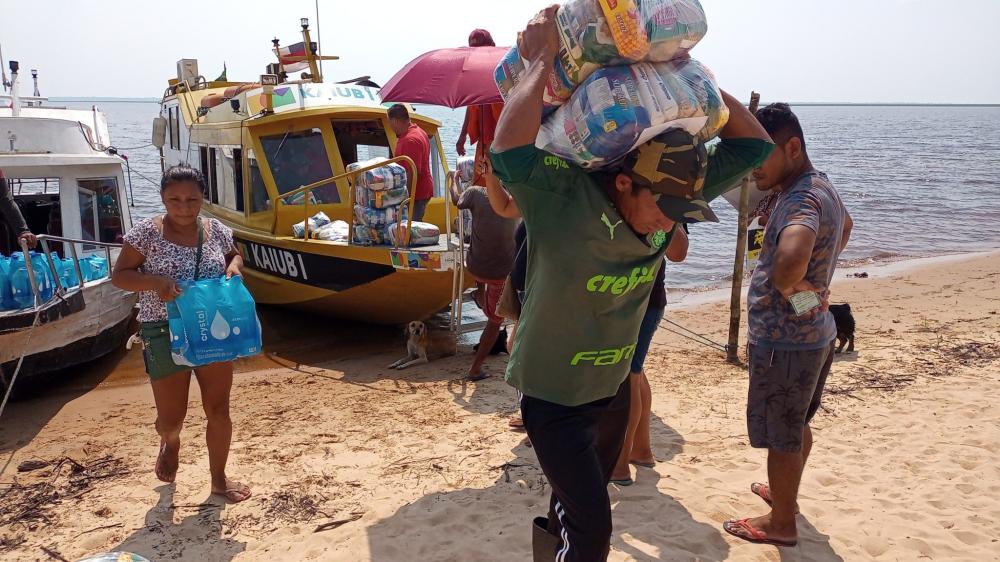Mais de mil famílias ribeirinhas recebem ajuda humanitária da Prefeitura de Manaus nesta semana
