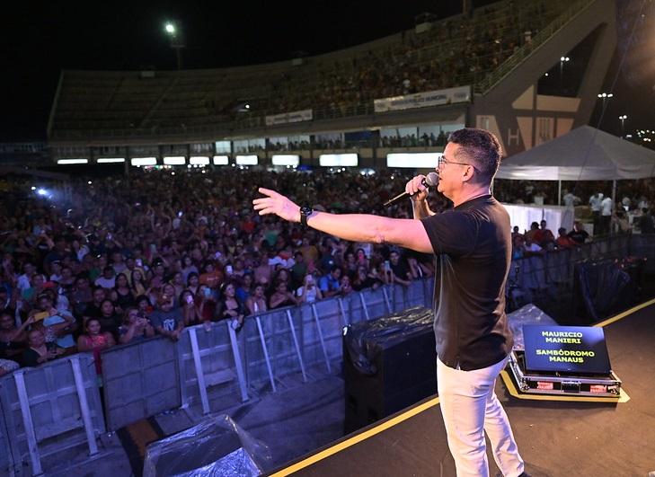 Prefeitura de Manaus homenageia servidores públicos com grande festa no sambódromo