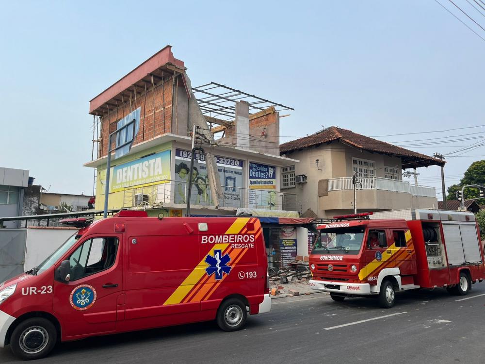 Parte de prédio desaba no Centro de Parintins e Corpo de Bombeiro interdita área