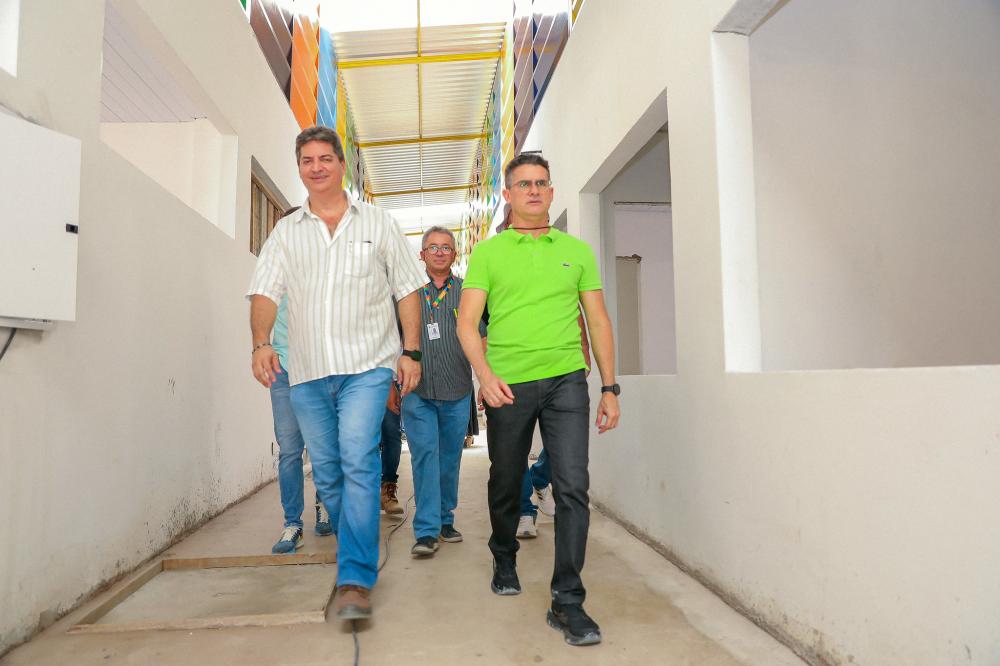 Prefeito David Almeida fiscaliza obras do novo centro municipal de educação especial 