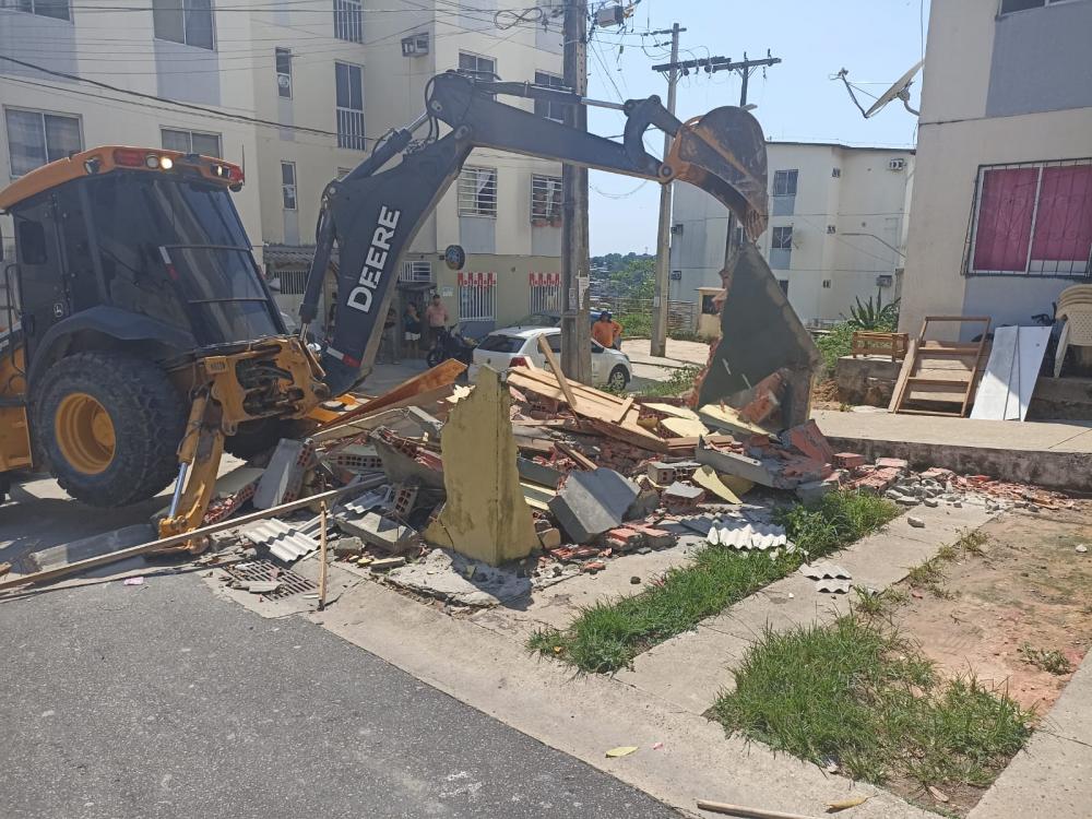 Boxes construídos irregularmente em área pública no Cidadão Manauara são demolidos