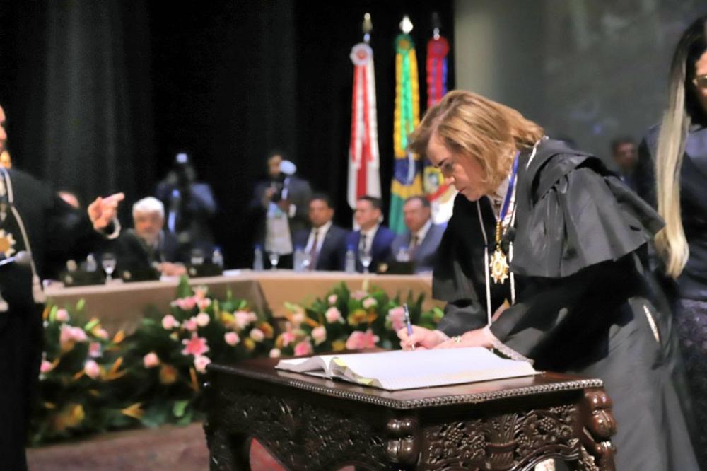 Yara Lins dos Santos toma posse como nova presidente do TCE-AM