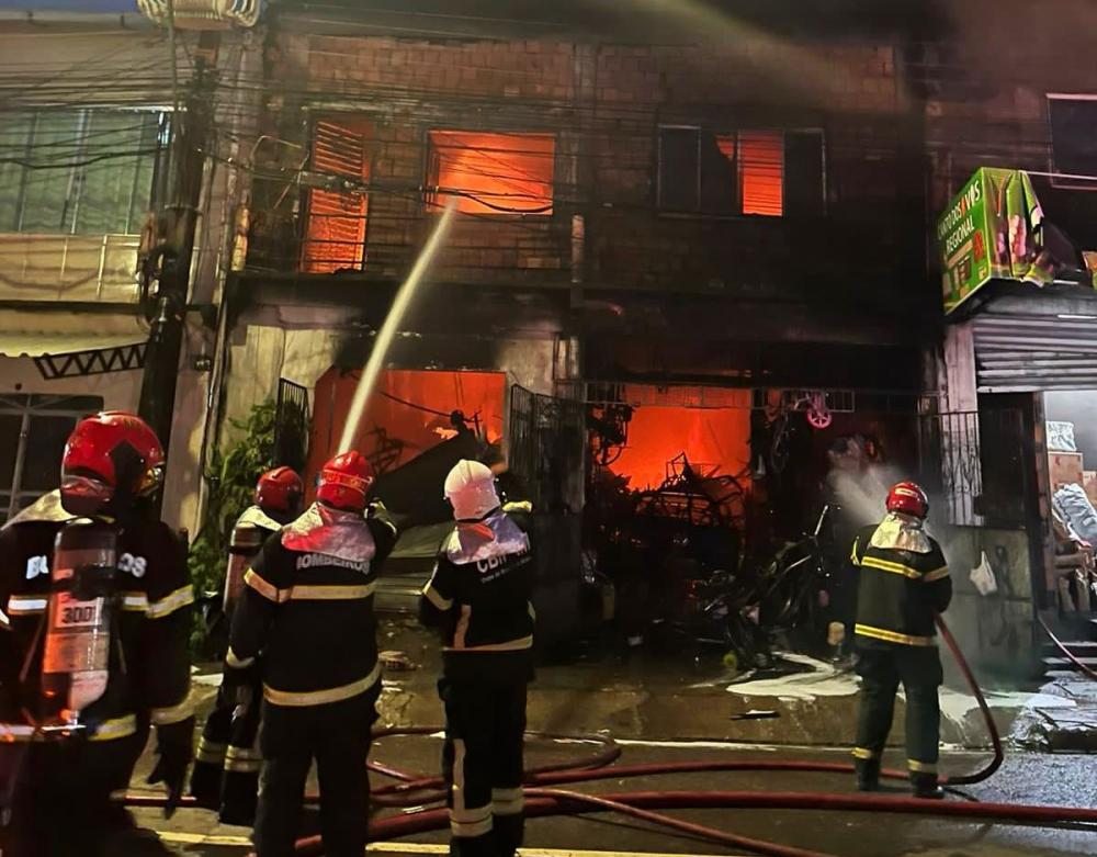Corpo de Bombeiros combate incêndio de grande proporção em edifício no bairro Nova Cidade, em Manaus