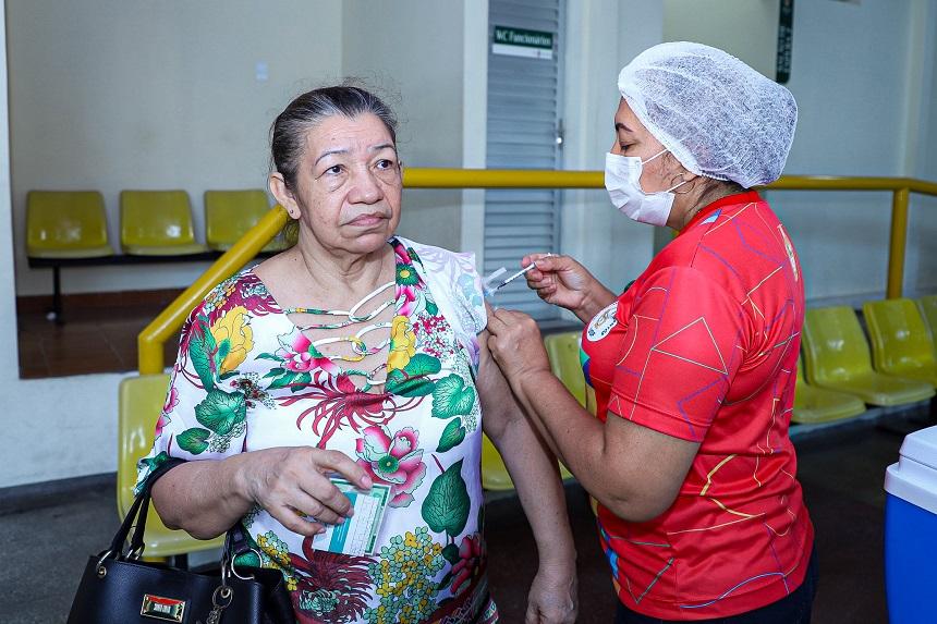 Idosos e usuários imunossuprimidos que se vacinaram há seis meses, já podem tomar reforço com bivalente