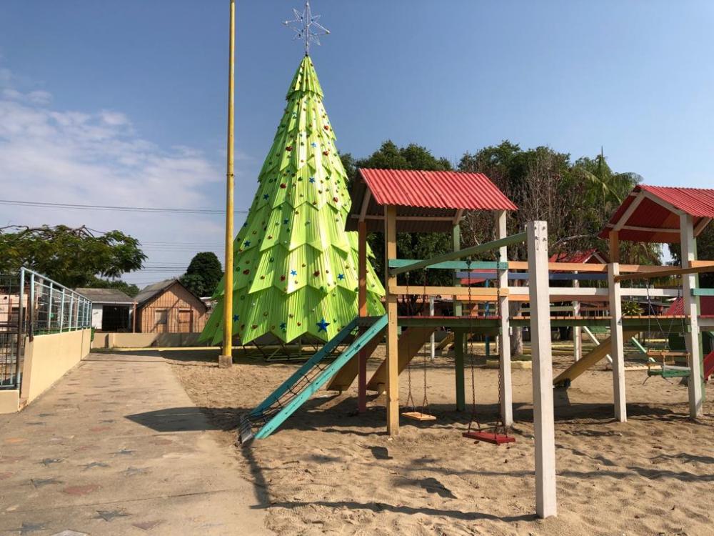 Prefeitura de Parintins prepara a chegada da Árvore de Natal na Cidade da Criança 