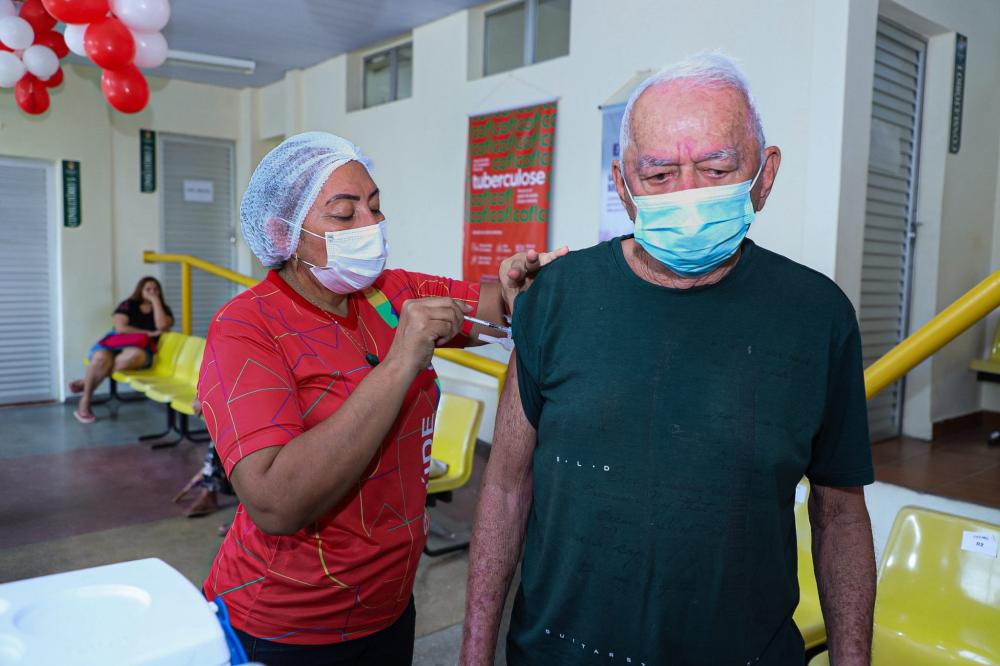 Vacina contra Covid-19 está disponível em nove unidades da prefeitura neste sábado, 23/12