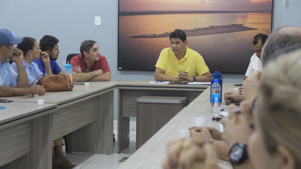 Prefeito de Parintins reúne assessores para definir logística e estrutura do Réveillon no município