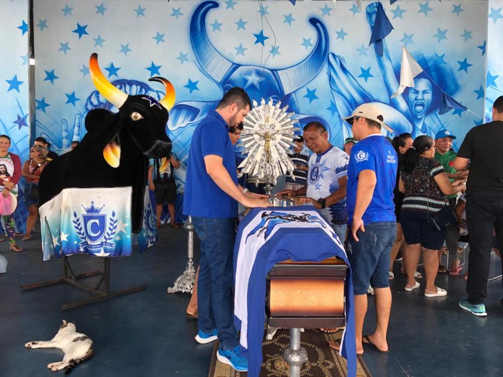 Nação Azul e branca vela o corpo de Marquinho Azevedo, no curral Zeca Xibelão