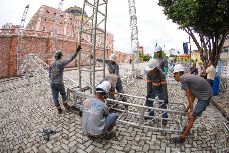 Palco do Réveillon do Largo de São Sebastião já está sendo montado ao lado do Teatro Amazonas